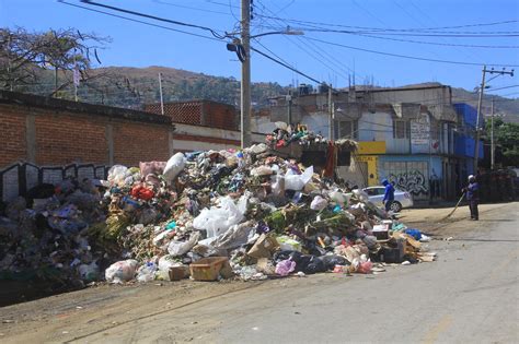 Continúa acumulada la basura y las calles sucias en Oaxaca de Juárez