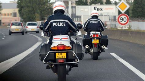 Deux S Vres Un Motard De La Police Nationale Se Tue Sur L A