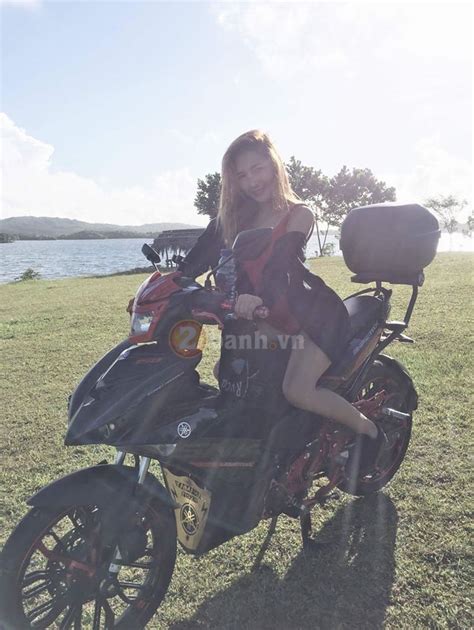 Hot girl so dáng cùng Exciter 150 độ của biker nước bạn 2banh vn