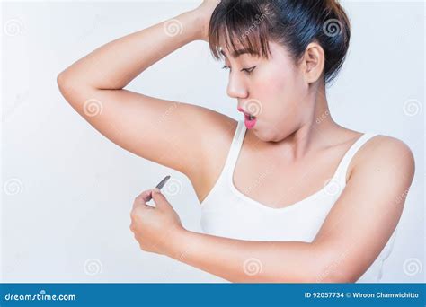 38 Top Pictures Plucking Armpit Hair : Woman Use Tweezing Machine ...