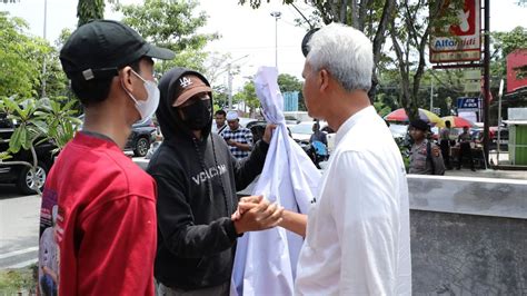 Momen Ganjar Ajak Makan Siang Pendukung Prabowo Gibran Di Balikpapan