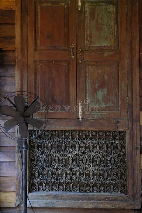 Ventana De Madera Del Viejo Vintage Con El Marco De Acero Curvado