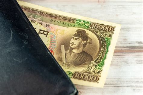 曽祖母の遺品から「聖徳太子」の1万円札を見つけました。お店などで使えるのでしょうか？ 相続税などはかかりますか？ 相続税