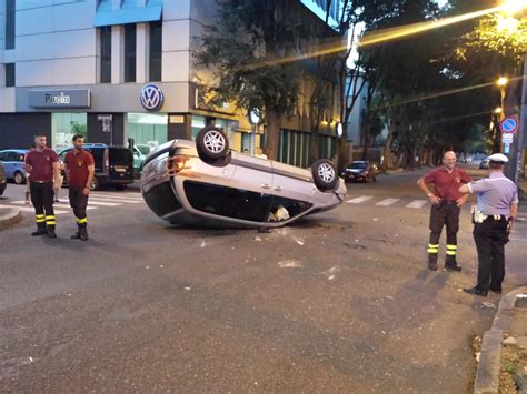 Incidente A Monza Auto Finisce Contro Un Albero E Si Capovolge