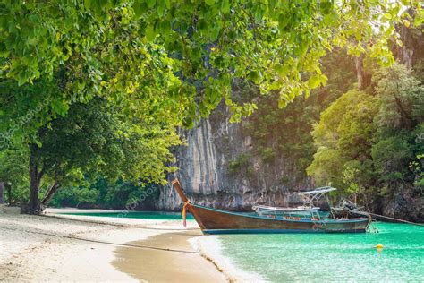 Thai Tradicional Barco De Cola Larga De Madera Y Hermosa Playa De