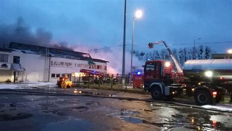 Gigantyczny pożar hali magazynowej przy ulicy Wrocławskiej w Radomiu