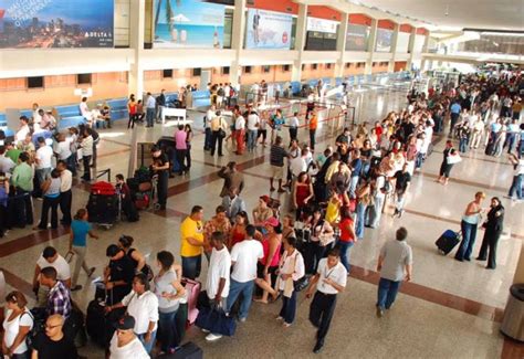 Largas filas en el aeropuerto por nuevo chequeo de Migración