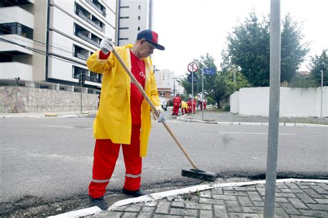 Equipes Da Emlur D O Seguimento A Programa O De Limpeza De Pontos De