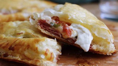 Calzone feuilleté au salami aux tomates cerises et aux fromages une