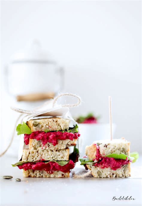 Selbstgebackenes Quinoa Buttermilch Brot Mit Rote Beete Hummus