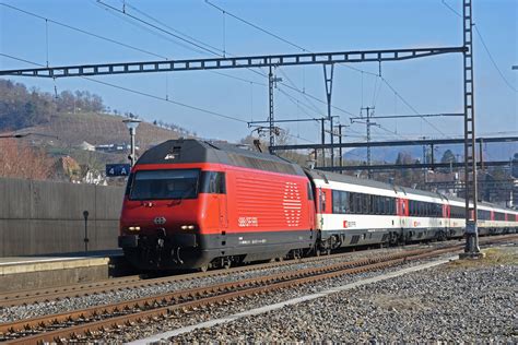 Re 460 112 6 durchfährt den Bahnhof Gelterkinden Bahnbilder de