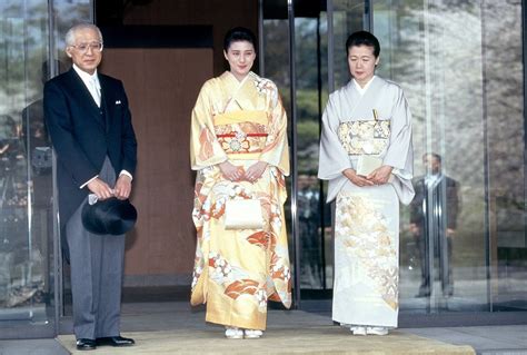 雅子さまの画像・写真 “黄色”の着物をお召しになり、『納采の儀』でご両親とともに皇居・宮殿を出る雅子さま（93年4月） 59枚目