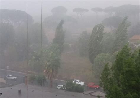 Trombe D Aria E Allagamenti Il Maltempo Sferza L Italia