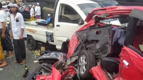 Bus Tabrak Belasan Kendaraan Di Tabanan Bali Satu Orang Tewas Polisi