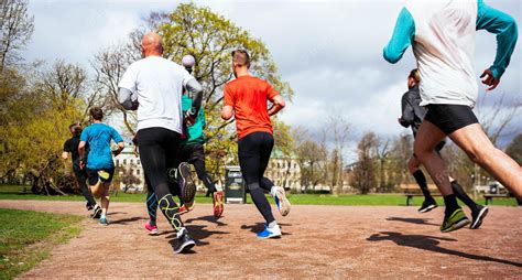 Grupo De Personas Corriendo En El Parque Concepto De Jogging Foto