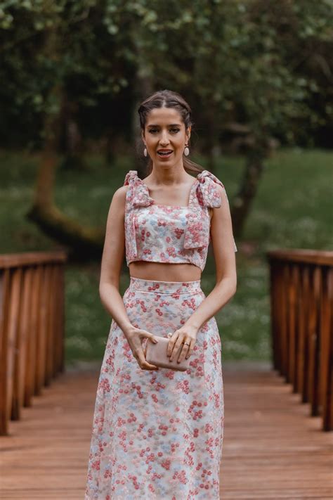 Look De Invitada De Noche Conjunto De Falda Larga Y Crop Top