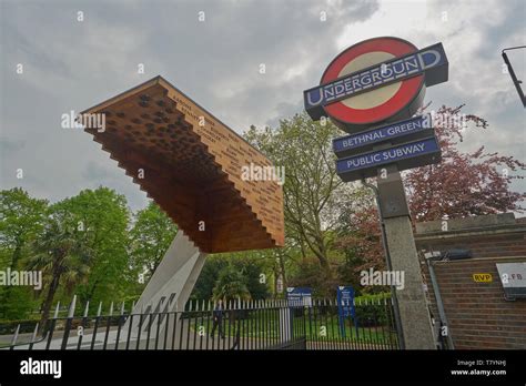 bethnal green tube disaster memorial Stock Photo - Alamy