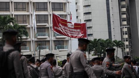 Detik Detik Pengosongan Hotel Sultan Oleh Petugas Gbk Foto