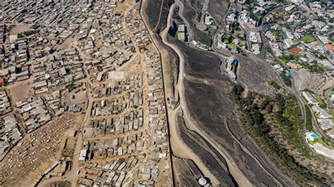 Justicia Peruana Ordena Derribar Muro Que Divide A Ricos Y Pobres En Lima