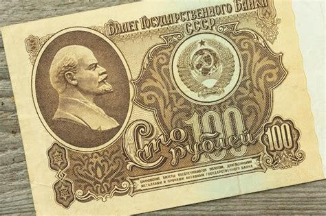 Un Primer Plano De Un Billete En Papel De La Urss Por Valor De 100