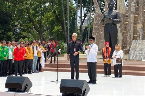 Mahfud Md Kenakan Baju Putih Yang Harusnya Dipakai Tahun Lalu