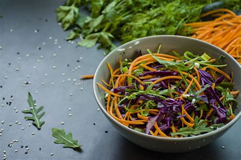 Salada Da Couve Vermelha Das Cenouras E Dos Verdes Decorado