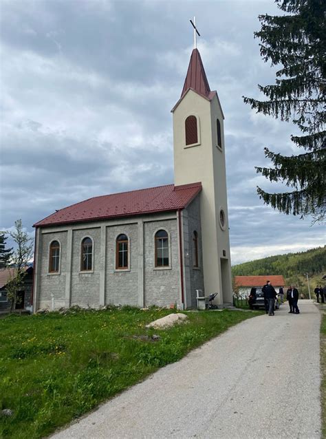 Nadbiskup Vuk I Blagoslovio Crkvu U Enkovi Ima Kod Novog Travnika