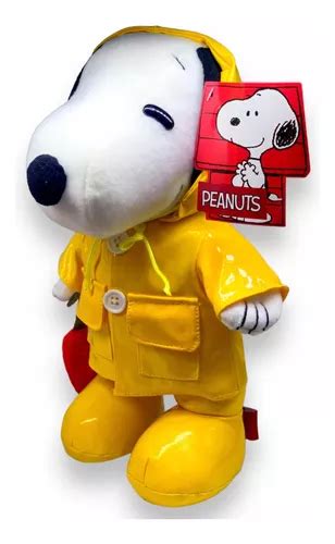 Peluche Snoopy Con Impermeable Amarillo Peanuts Original MercadoLibre