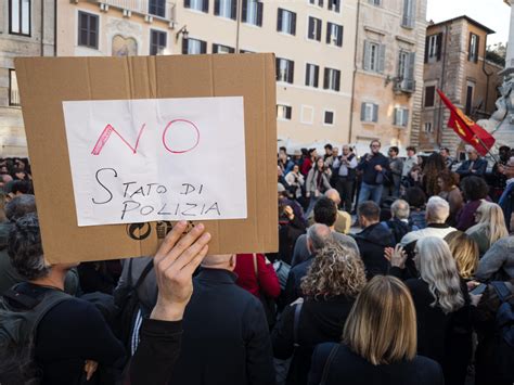 Scontri alla manifestazione contro il ddl sicurezza, corteo bloccato