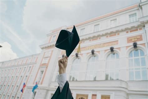 18 Gaya Foto Wisuda Bareng Teman Sendiri Dan Pacar Dengan Pose