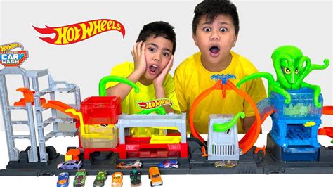 Troy And Izaak Play Hot Wheels Ultimate Octo Car Wash Toy Tbtfuntv Youtube