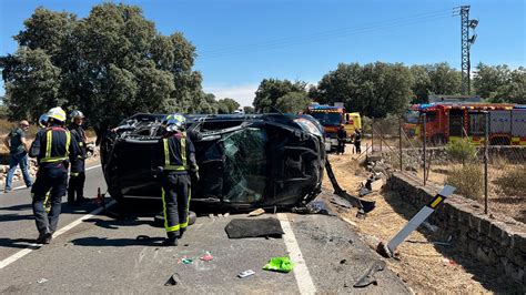 Herido grave un conductor de 79 años al empotrar su coche contra un