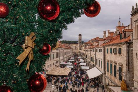 Blagdanska Tradicija Evo To Je Badnjak I Za To Tada Kitimo Bor Sata