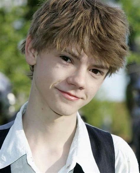 Pin De Ryfmarc En Thomas Sangster Chicos Bonitos Thomas Sangster Chicas