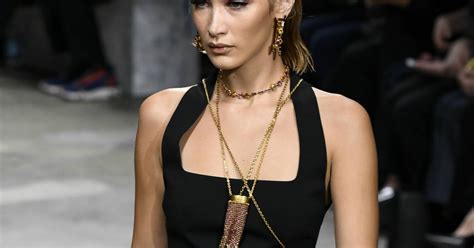 Bella Hadid au défilé Versace Collection Prêt à Porter Printemps Eté