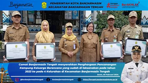 Camat Banjarmasin Tengah Menyerahkan Penghargaan Pencanangan Kampung