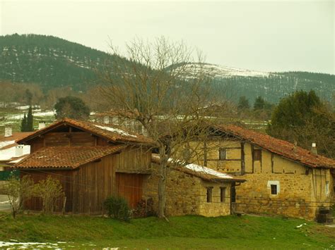 Goiuria Iurreta Un Poco Nublado Con El Paisaje Nevado En G Eitb