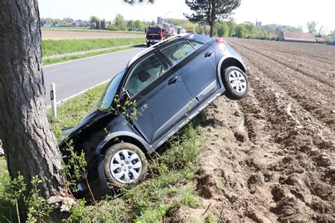 Pol Hf Verkehrsunfall Mit Personenschaden Pkw Verunfallt In H He