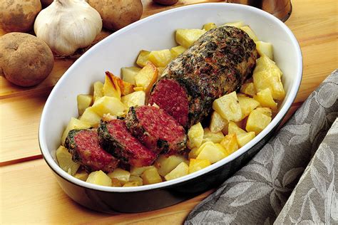 Ricetta Cotechino Nella Rete Con Patate Arrosto La Cucina Italiana