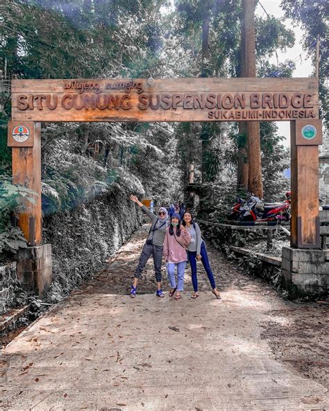 Berfoto Di Gapura Situ Gunung Suspension Bridge Sukabumi Image From