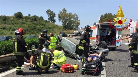 Terribile Incidente Sull A Messina Catania Si Cappottano Con La Bmw