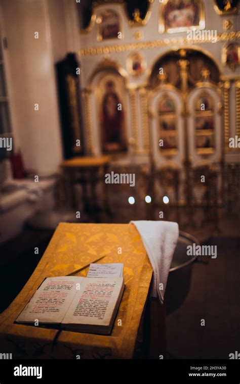 Cruz Cristiana Ortodoxa Santa Biblia Y Utensilios En La Iglesia Rito De La Ceremonia De La