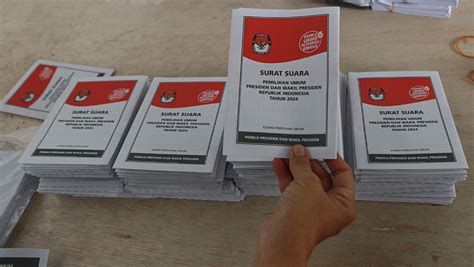 Melihat Aktivitas Melipat Surat Suara Pilpres 2024 Foto