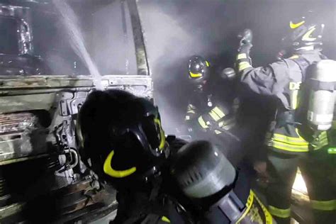 Sabaudia Incendio In Un Azienda Metalmeccanica A Fuoco Un Mezzo Pesante