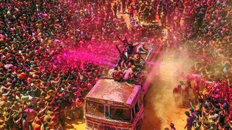 Travel News Phoolon Ki Holi In Vrindavan Lathmar Holi In Barsana