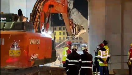 Crollo Nel Cantiere Di Firenze La Rimozione Della Trave Crollata