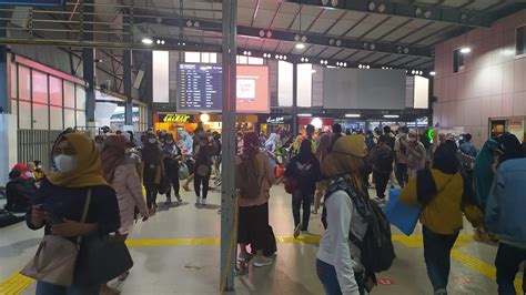 Pohon Tumbang Ganggu Perjalanan KRL Ini Suasana Stasiun Tanah Abang