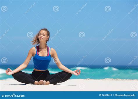 Femme De Yoga S Asseyant En Position De Lotus Sur La Plage Image Stock