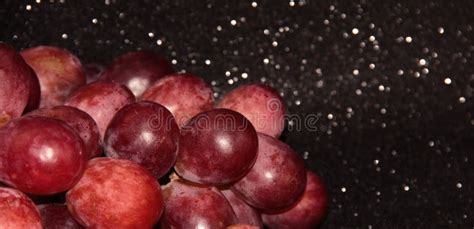 Uvas Rosadas Grandes Sobre Fundo Preto Brilhante Foto De Stock Imagem