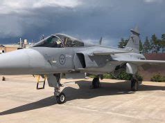 Por que o canopi do Gripen abre do lado direito Poder Aéreo Forças